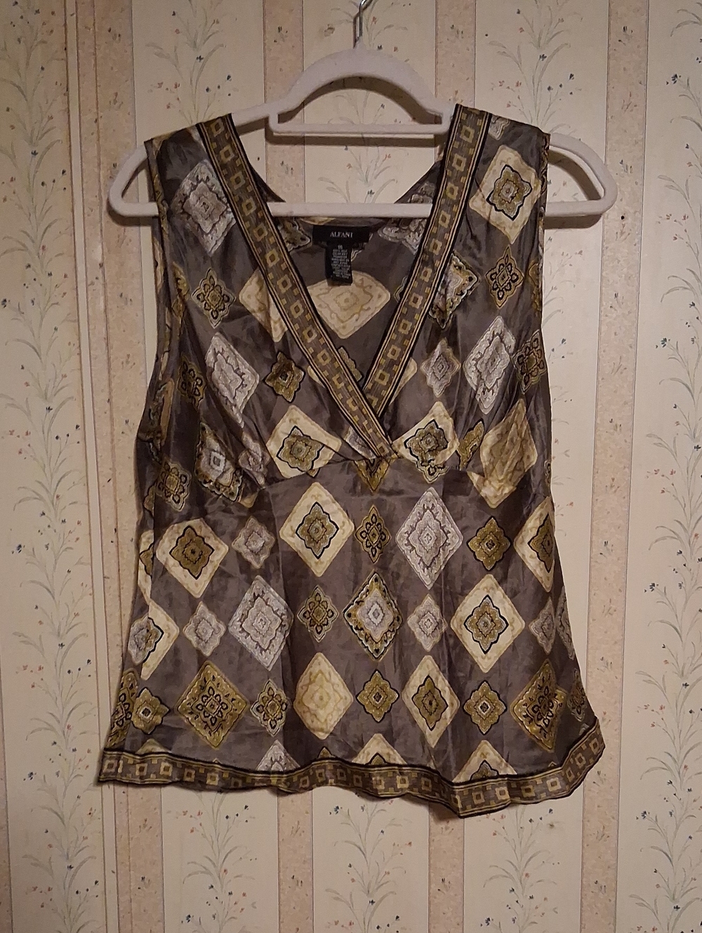 Alfani Women's Patterned V-Neck Sleeveless Top in Olive Gray